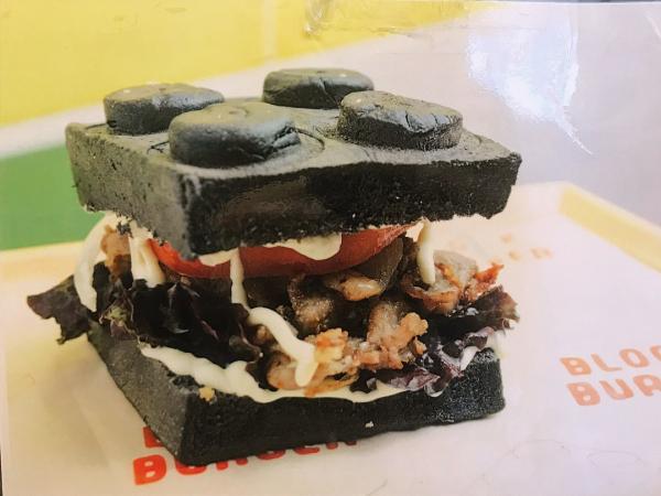 完成的烤牛肉漢堡超級立體，就像個 Lego block。（圖：hixara @Naver Blog）