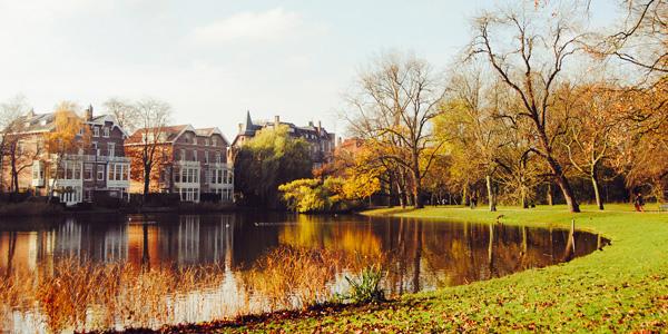 德爾公園（Vondelpark）是阿姆斯特丹面積最大的城市公園，可以一邊野餐一邊賞楓。（相：EloyGS500 @flickr）