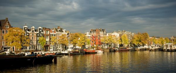 阿姆斯特爾河（Amstel River）旁邊有市政歌劇院和藍橋，右側為阿姆斯特丹埃爾米塔日博物館分館（Hermitage Amsterdam）。（相：Lambert Wolterbeek Muller