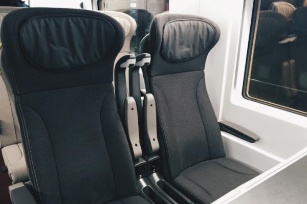 Eurostar 車廂寬敞又乾淨，而且很寧靜，讓乘客可以安靜地休息。椅子舒服，桌子夠大，最重要的是有免費 wifi，對我這些旅行途中還要用電腦工作的人來說，非常重要！