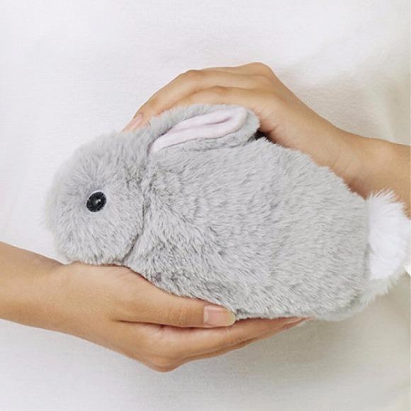 日本雜貨品牌「YOU+MORE!」又推出超萌動物產品，原來今次係因應客人嘅需求，推出呢個立體兔仔袋，無論表情、耳仔同尾都做到勁逼真！