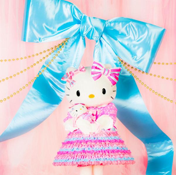 Hello Kitty 因為生日而換上靚爆蛋糕裙。（相：purolandjp@IG）