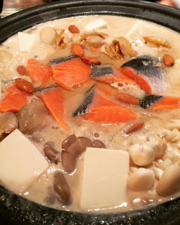 以杏仁、牛奶做湯底的三文魚鍋「アーモンドミルク鮭鍋」。（相：imnoriko@IG）