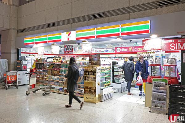 入境大堂有 7-11 和 GS25 兩大便利店，飲品小食隨時可入手。