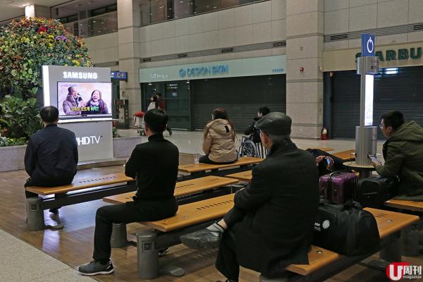 Samsung 特約之解悶大電視，多部設於入境大堂，到了深夜有唔少等待頭班車的韓國人排排坐收看。