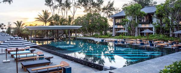 布吉豪華 resort Sri Panwa 一向有口碑，唯一挑剔是位於山上，離海灘好遠，酒店最新開設的分支 Baba Beach Club 位於 Natai 海灘，相信可以滿足鍾意玩水的住客，因為酒店