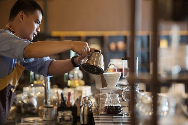 特色咖啡店 Pottery Cafe 提供多款在地精品咖啡，更自設烘焙機炒豆，奄尖咖啡精都無投訴。
