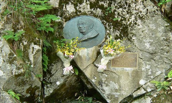 沿路行約 24 分鐘，可見一個頗為隱閉的紀念碑，為紀念英國傳教士兼有「日本登山之父」之稱的 Walter Weston 而建。Weston 就是將穗高連峰喻為「日本阿爾卑斯山脈」的人，也被視為將登山運
