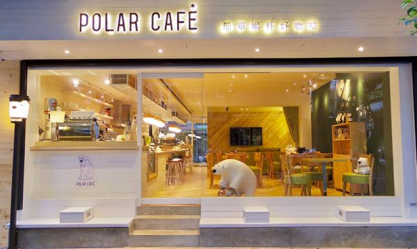 位於台北的 Polar Cafe，整間店用上原木配以綠色，而且每個角落都找到北極熊的踪影，門口、餐枱、櫃上等都有一隻悄悄望著你！