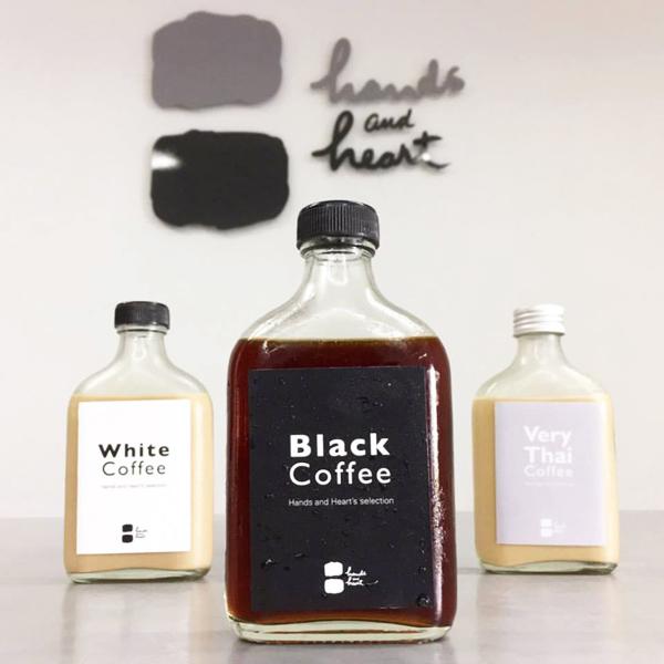 用玻璃酒瓶盛載的冰滴黑咖啡、白咖啡及泰式咖啡，外型別緻  ，是 cafe 招牌貨。