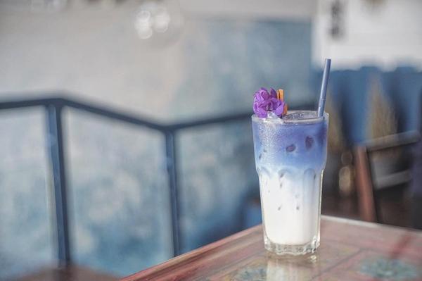 招牌 Iced Butterfly Pea Latte，藍、白色製成嘅咖啡，非常  吸睛，睇嚟蝶豆花嘅「藍紫威力」已漫延至泰國啦！ (圖：  huangjuiis @IG)