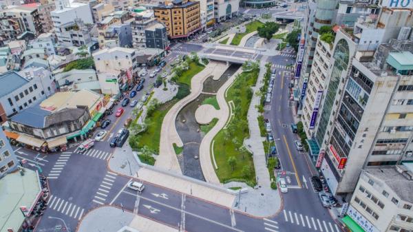 柳川藍帶河岸是台中市政府為防洪、改善水質及美化景觀，而斥資 3.7 億台幣興建的新景點，年初落成並開放使用。（圖︰travel.taichung.gov.tw）