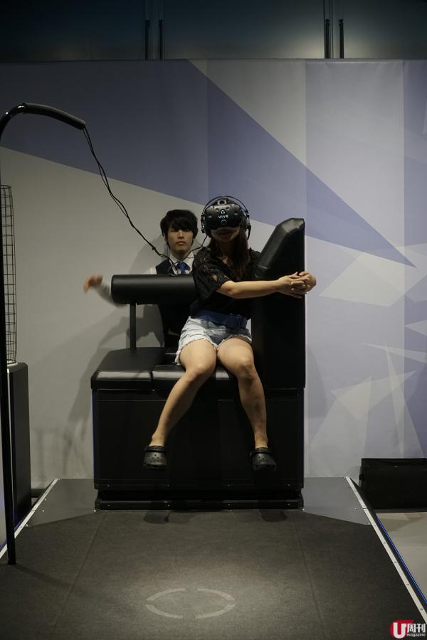 呢個係坐係高達手掌的 VR 體驗。