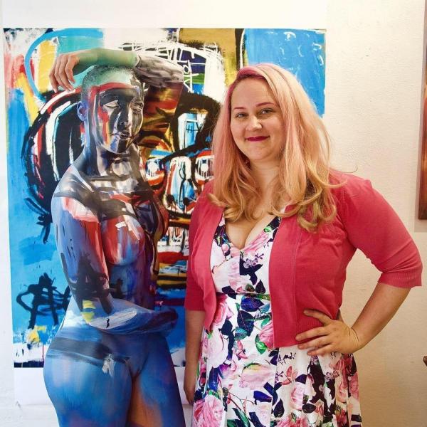 美國藝術家 Trina Merry 由 2006 年開始人體彩繪，作畫範圍由 Studio、公園街頭，伸延至各地的地標名勝。以人體彩繪的方式將模特兒畫成景點名勝的一部分，她稱為「camouflage 