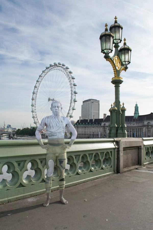 Merry 於 2014 年飛往英國創作英倫版人體彩繪系列，在大笨鐘、倫敦眼、西敏寺、莎士比亞環球劇場、Bath 等 8 個地點前即席揮筆。