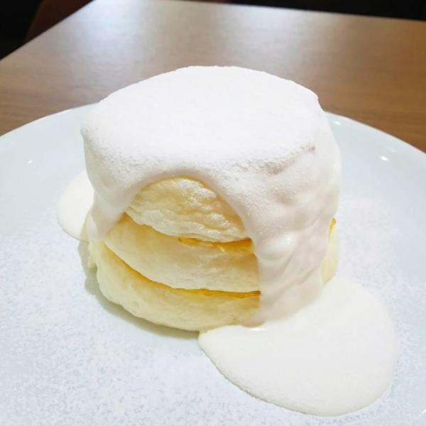 Pancake 分 M-XL size，價錢由 980 日圓（約 67 港元）起，除了抹茶及  Tiramisu 味道大熱外，招牌「白い時計台 Pancake」亦係人氣之選。（圖：maki0402my
