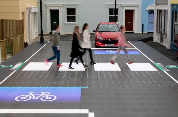 LED 燈板會鋪在馬路面，會以短於百分之一秒嘅速度傳送數據，於路上顯示白色馬路、紅色停止、藍色單車等圖案。系統暫時只曾於小範圍內測試，製作成本也是未知之數。