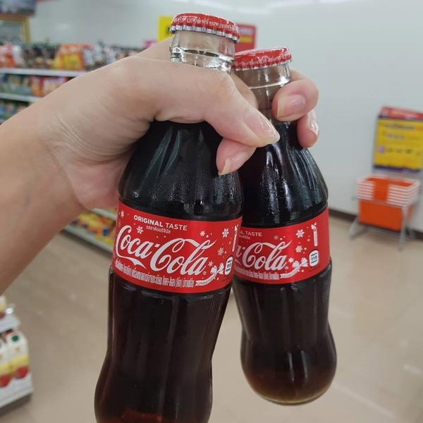 香港買一枝絲帶結可樂要 12 港元，在泰國買只是 THB 12 ，即 3 港元，真心平。 （圖：WhatSale Thailand@FB）