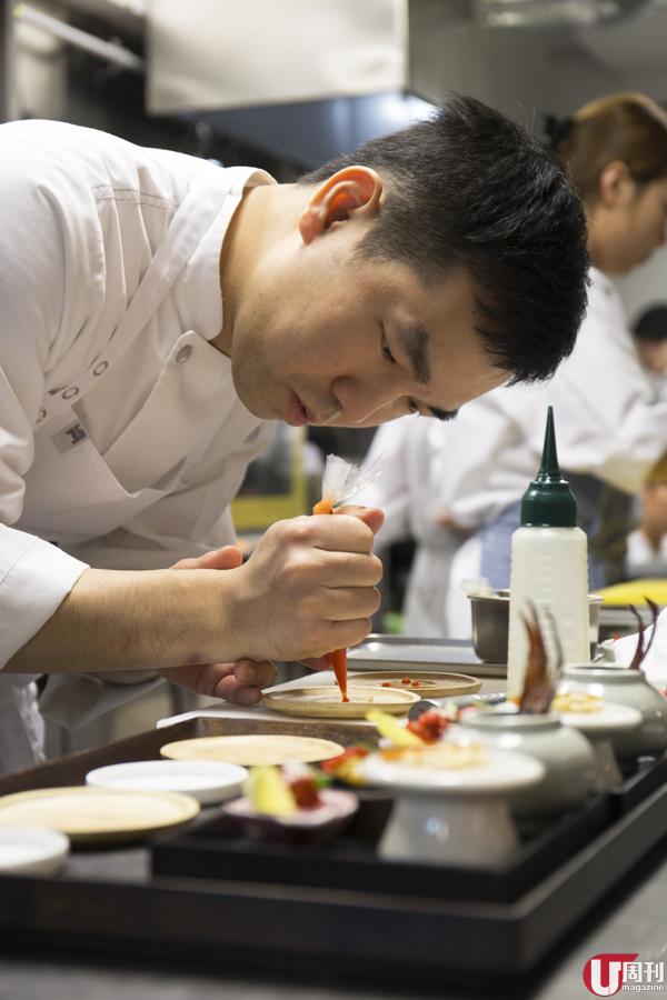 韓國菜給人印象都是一大盤、一大煲、一大桌&& Kwon Woo-joong 卻指小巧精緻才是以往所追求的，於是他親自設計獨特的飲食體驗「一人一桌」，復興傳統高麗飲食文化。