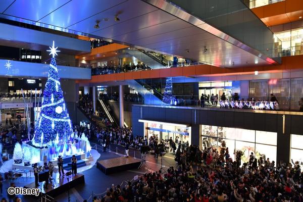 大型燈飾聖誕樹將會在各個東急商場和 東京 附近街道登場，包括有米奇、米妮、冰雪奇緣、小熊維尼等。每棵聖誕樹的展示時間都各有不同，更有浪漫的點燈儀式，記得睇清楚你想去睇嘅卡通人物係幾時開喇！介紹一下其中