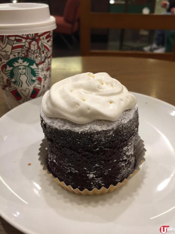 日本 Starbucks 話，聖誕節淨係出水樽、特飲係唔夠的！今年嘅聖誕系列中，搵到款叫 「SHOT & CHOCOLATE」嘅全新甜品，呢款甜品將蛋糕及咖啡合二為一。即係咖啡味蛋糕呀？邊有咁普通呀！