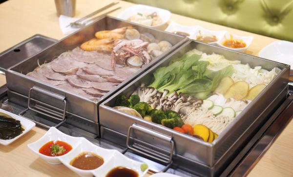 찜수성찬 只食一味：蒸鍋，主菜一眼睇哂：豬肉片、海鮮、蔬菜。