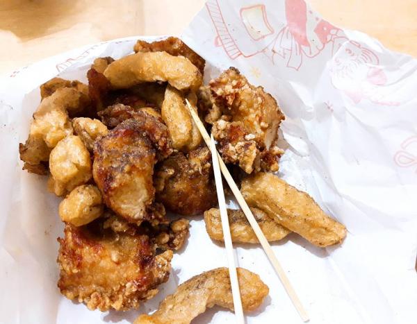 所謂「龍珠」，其實是酥炸魷魚嘴，台灣 Blogger Ginny Daily 指「龍珠」通常在熱食店或餐廳都有，夜市較少見。（圖︰silviaxu11 @IG）