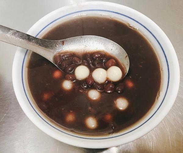 12 蚊的紅豆湯也是必食推介，甜湯內可加小湯圓、芋圓或地瓜圓，天冷時食最暖胃！