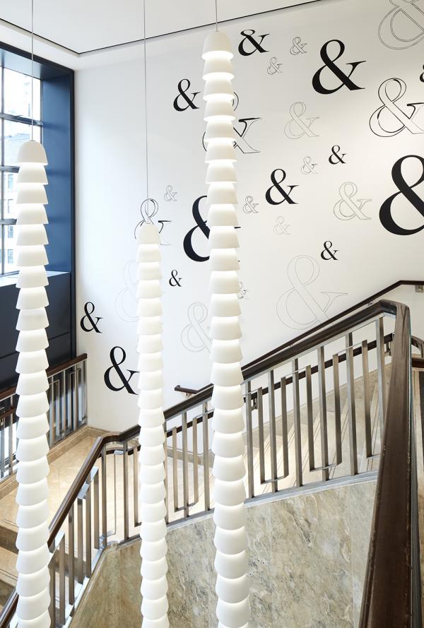 未去到 4 樓的 Blue Box Cafe ，已經被由知名設計師團隊 Ronan and Erwan Bouroullec 打造的燈串、Tiffany 家居配飾系列靈感來源之一的「 &」符號的牆身吸