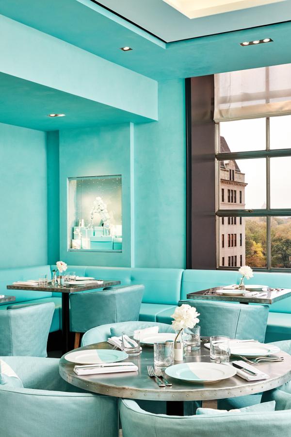 全間  Blue Box Cafe 都以 Tiffany 專屬的 Tiffany Blue 為主色調，連牆身及家具都是由頭落到腳 Tiffany Blue，感覺好夢幻。