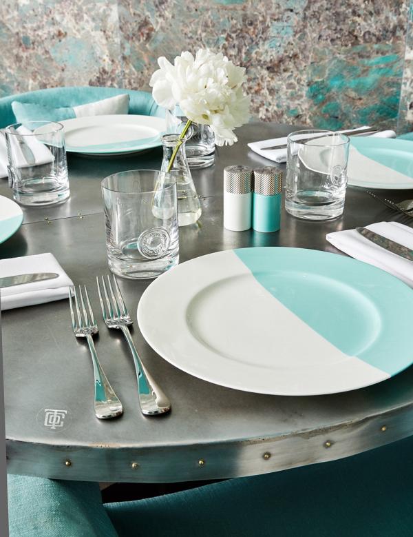 餐具則是白色搭配 Tiffany Blue，貫徹這幾年推出的家品 style。