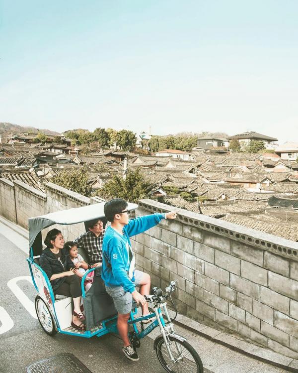 出沒於首爾西村、北村一帶的藍色三輪車，便是韓國首間提供人力車觀光服務的 Artee Riders Club。創辦人 InJae 及 Vinny 曾在美國當三輪車車手，回到韓國更於 2012 年初開辦人