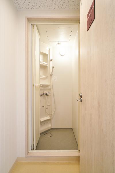 每層都有洗手間，沖涼方面，男性住客須共用位於 8 樓的 8 間獨立淋浴間，不設大浴池。