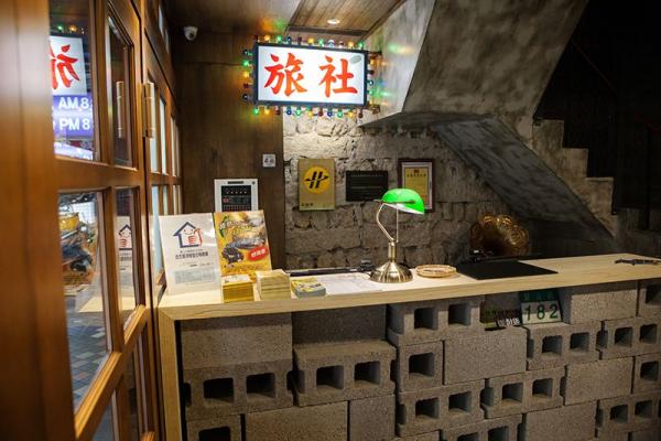 寧夏夜市附近的建山大旅社，是以台灣民國初年為主題的 3 層高旅舍，設計、擺設都一絲不苟，特別搜羅翡翠綠枱燈、墨綠色沙發，令民宿處處散發出古早氣息。
