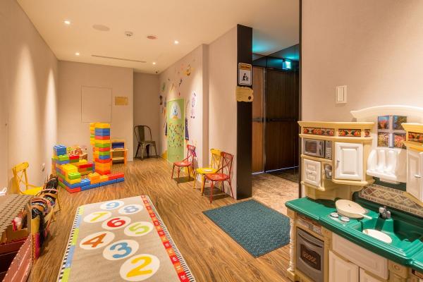 兒童遊戲室的空間感十足，內有積木及玩具廚房，於每日的 9am 至 10pm 開放，最啱畀小朋友放電。