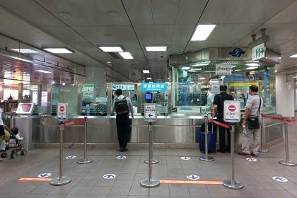 至於「交通暢遊版」則簡單好多，只要直接去「台北捷運各車站詢問處」及「悠遊卡公司市政府轉運站客服中心」買就可以。