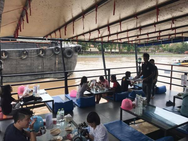 參觀完古廟瑪哈泰寺（Wat Mahathat），下午可乘車約 7 分鐘至湄南河畔（Chao Phraya River），在河邊餐廳 Blue River ก๋วยเตี๋ยวเรือห้อยขา อย