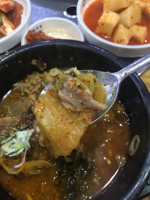 吃排骨湯需要用筷子把骨與骨之間的嫩肉夾出，非常巧功夫和花力氣，但十分美味。（圖：thck0809 @Naver Blog）