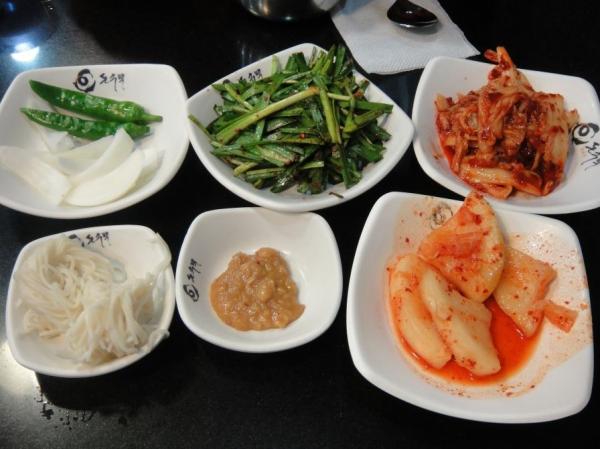 拌菜比雪濃湯更多，有大醬、韮菜和麵條。（圖：calamary @Naver Blog）