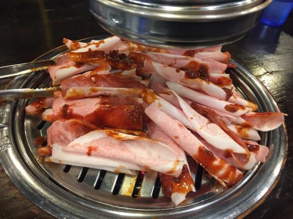 炭火薄豬肉片是招牌菜之一，一人份量售 9,000 韓圜（約 63 港元）。（圖：smile_oticon @Naver Blog）