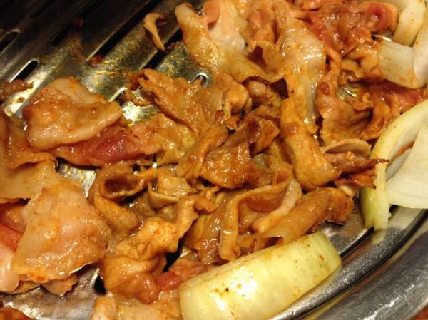 因為肉片先經醃過，燒熟後不需加配任何配料都味道十足。（圖：thdus0322 @Naver Blog）