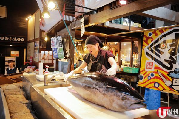 職人手上的吞拿魚足足有 45 公斤重，價值 45 萬日圓。想欣賞難得的解魚表演，留意一日只有 3 場，建議朝早到，唔會撞正旅行團。