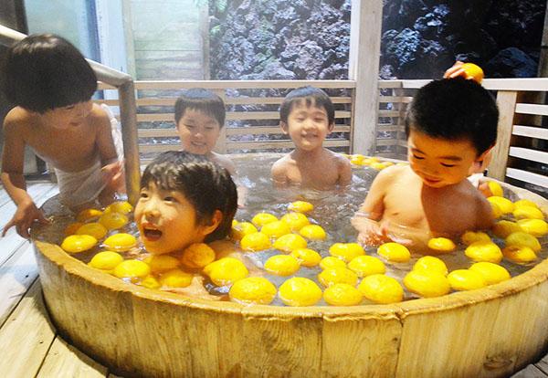 日本 人冬至時浸柚子溫泉，其實與年三十用碌柚葉洗澡有異曲同工之妙，他們認為柚子溫泉可驅除厄運，預防感冒。（圖︰mainichi.jp）