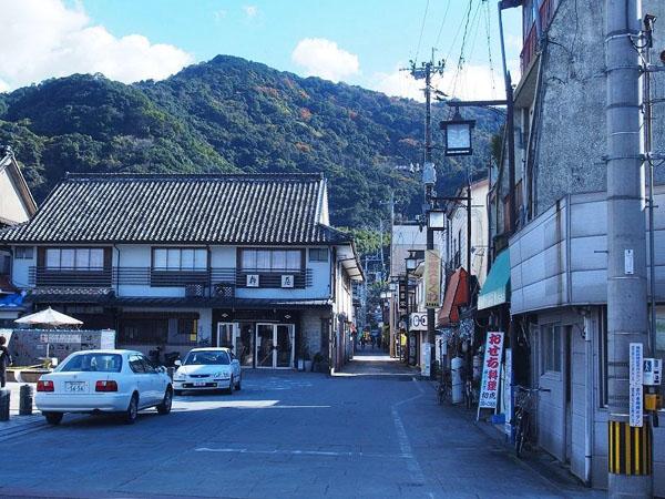 九州熊本縣八代市的日奈久溫泉區，多間溫泉旅館在冬至期間更會在湯池加入當地盛產的晩白柚。（圖︰kotaniyuuki）