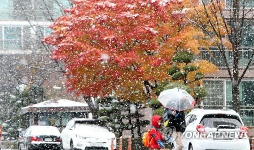 KWeather 表示,雖然首爾日間氣溫攝氏 4 度,但因為有寒風,體感溫度會更低。(圖:YONHAP News) KWeather 表示,雖然首爾日間氣溫攝氏 4 度,但因為有寒風,體感溫度會更低。(圖:YONHAP News)