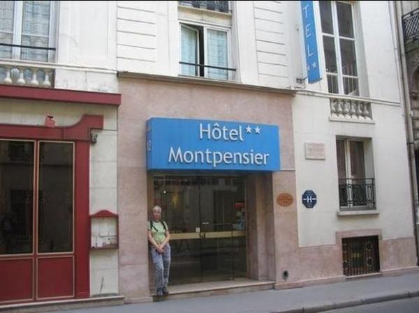巴黎蒙龐西耶酒店 Hotel Montpensier，只需走路 8 分鐘左右即達羅浮宮，而且 3 分鐘就到 Metro 站，實在相當方便。