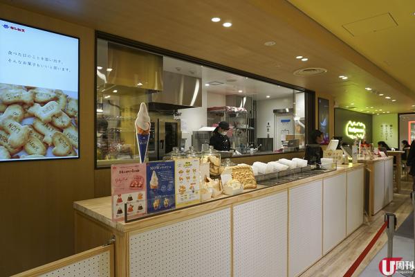 店旁附設的 cafe 以新鮮即製糖果零食為賣點，今季主角就是愉快動物餅， XL 版奶油味香濃，仲可以配埋香濃牛奶軟雪糕，供應至 2 月 14 日。另外 11 月下旬還會開始供應 Happino 朱古力