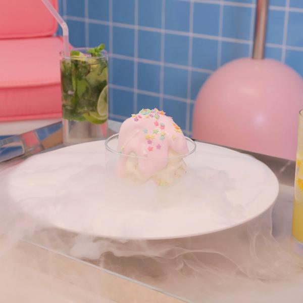 最令人驚嘆嘅甜品，一定係 Pink Mountain Cake With Sprinkle Sugar，蛋糕已經夠靚，仲用乾冰加多啲仙氣～ Pink Mountain Cake With Sprink