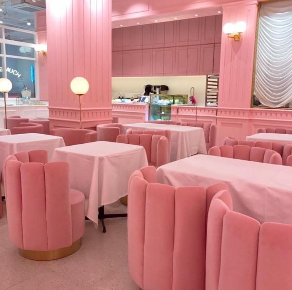 Pink Pool Cafe 當然成間 cafe 都係粉紅色喇！有冇留意到：張櫈外型好似法式甜品 Charlotte Tiramisu？（圖：heyhou @Naver Blog）