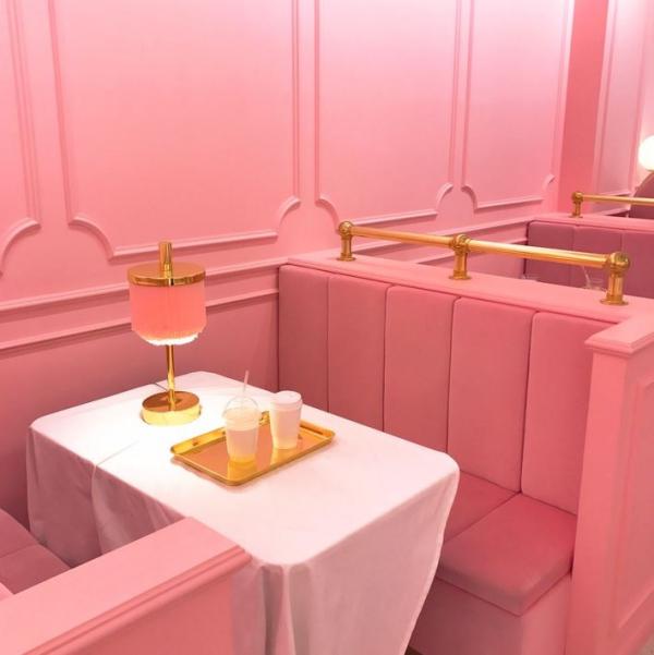 Cafe 望落比明洞 1 號店闊落，仲有設卡位㖭！要影靚相，就要霸位喇～（圖：heyhou @Naver Blog）